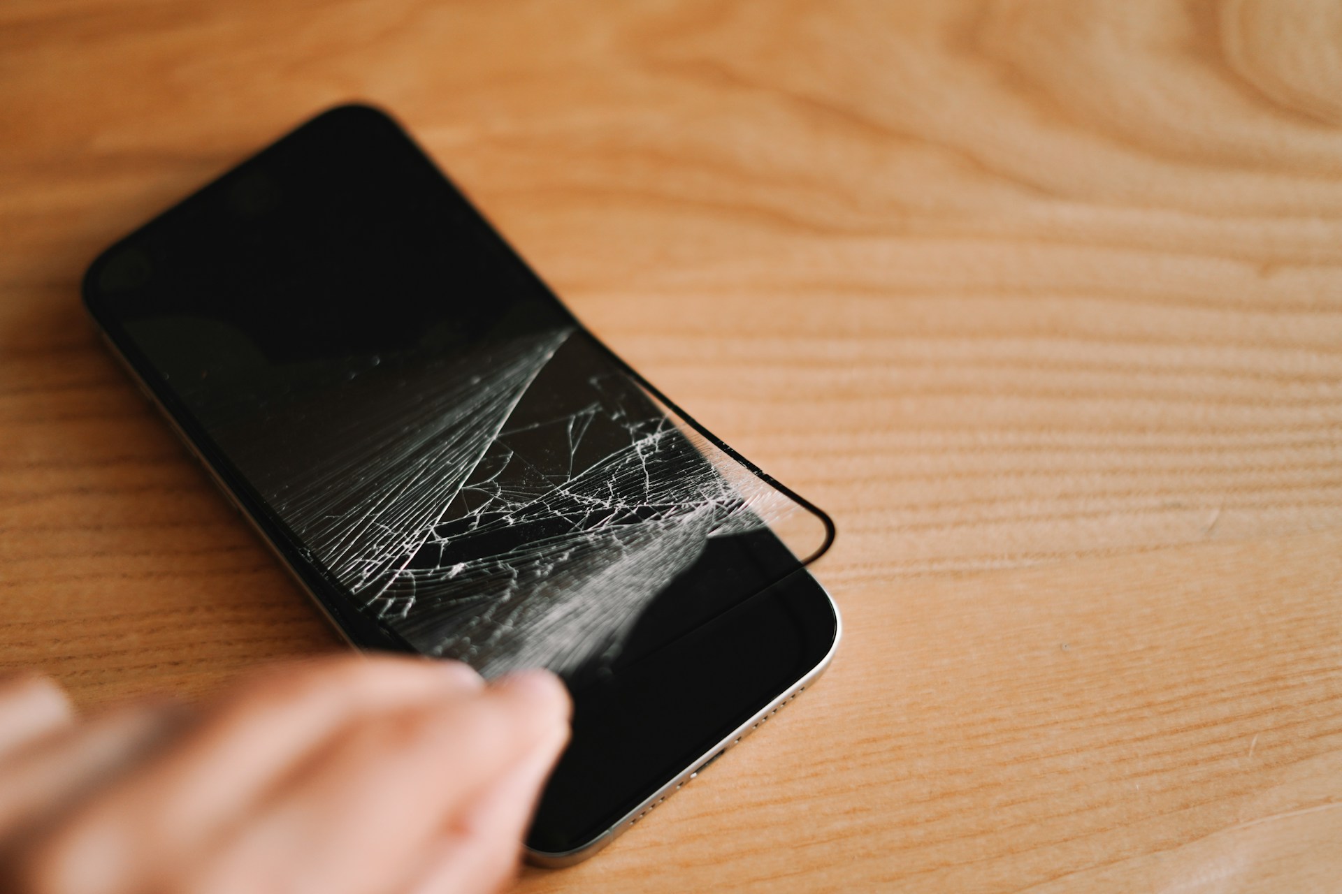 Чи врятує ваш iPhone захисне скло? Відповідаємо чесно і без прикрас